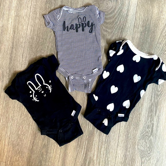 Babygirl Newborn Bundle⭐️ 6 PIECES! Onesies, footie pajamas & 2 piece matching⭐️ - Picture 7 of 14
